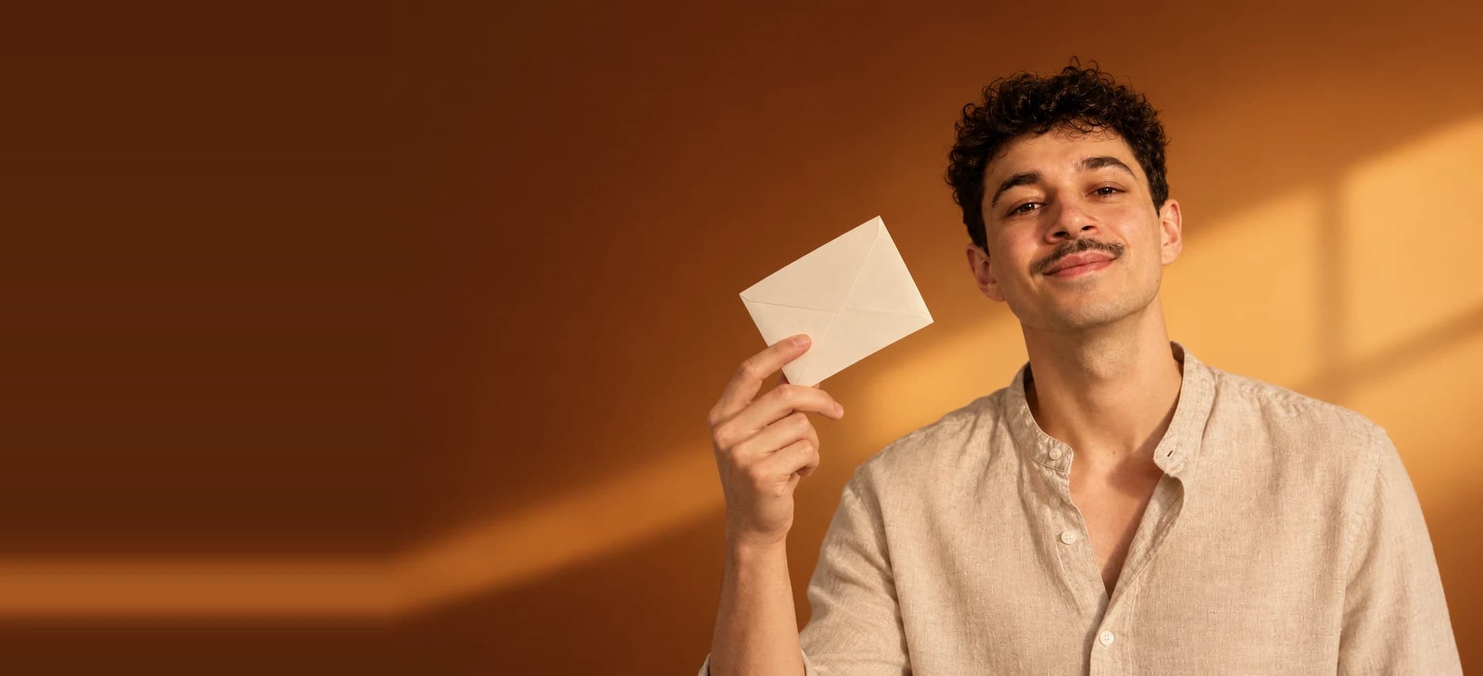 Retrato de Zingo, especialista en email marketing, sosteniendo un sobre.